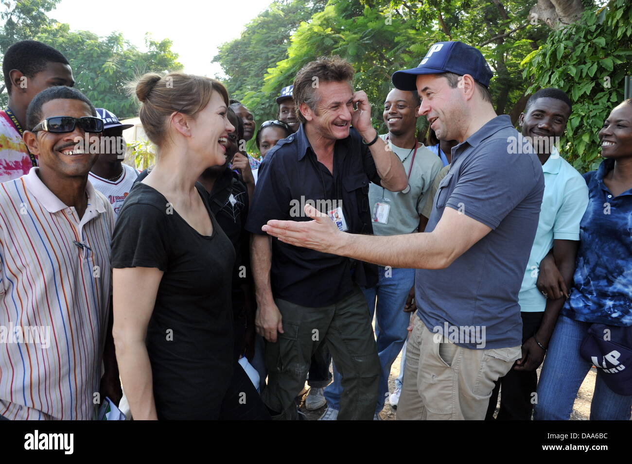 Deutscher Schauspieler und Ehepaar Anna Loos (L) und Jan Josef Liefers (R) teilen einen lachen mit US-Schauspieler Sean Penn (C) während ihres Besuches an seine gemeinnützige Organisation J/P HRO Haitian Relief Organisation in Port-au-Prince, Haiti, 6. Januar 2011. Loos und Liefers sind Botschafter Foir organisation'Cinema For Peace ". Foto: Star Press / Kay Kirchwitz Stockfoto