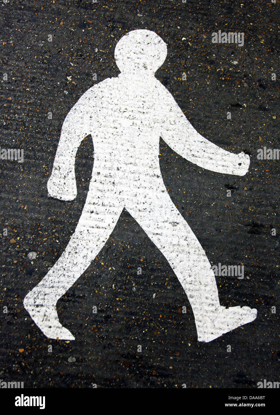 Es ist ein Foto einer menschlichen Form auf dem Boden auf der Straße an einem Fußgängerweg gemalt Stockfoto