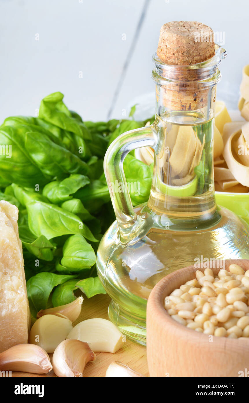 Zutaten für Pasta Pesto auf weißen Küchentisch Stockfoto