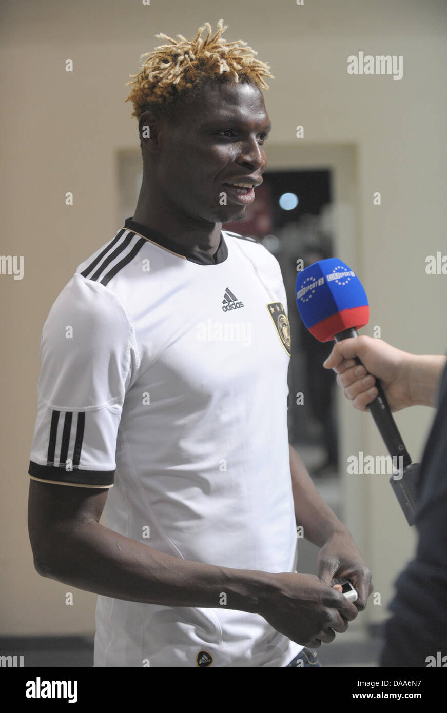 Ehemaligen deutschen Bundesliga-Fußball-Spieler Aristide Bance gibt ein Interview im Zuge der FC Bayern München-Trainingslager vor dem Testspiel des FC Bayern München gegen Al Wakrah Sports Club im Stadion des Al Khor, Katar, 8. Januar 2011. Der Spieler von der Elfenbeinküste ist derzeit mit Al-Alhi Dubai, Vereinigte Arabische Emirate unterzeichnet. Vom 2. bis 9. Januar 2011 FC Bayern München prep Stockfoto