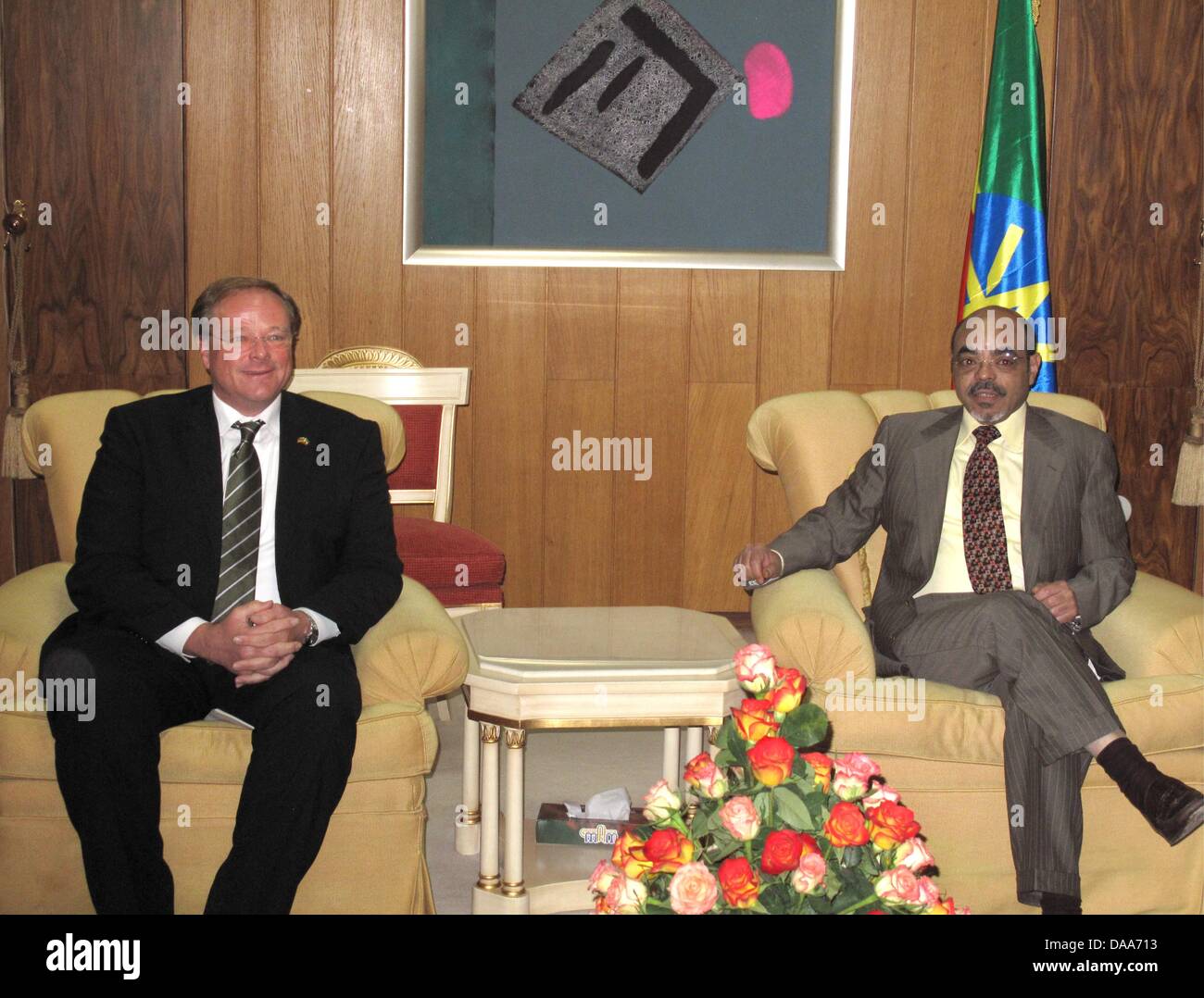 Feder-Entwicklungsminister Dirk Niebel (L, FDP) spricht mit der äthiopische Premierminister Meles Zenawi bei einem Treffen in der Hauptstadt Addis Abeba, Äthiopien, 11. Januar 2011. Niebel zugesagt weitere wirtschaftliche Zusammenarbeit für ostafrikanische Länder, aber er die äthiopische Regierung zur Verbesserung der Bedingungen in der Privatwirtschaft und der Zivilgesellschaft forderte. Er wurde versichert, dass die Stockfoto