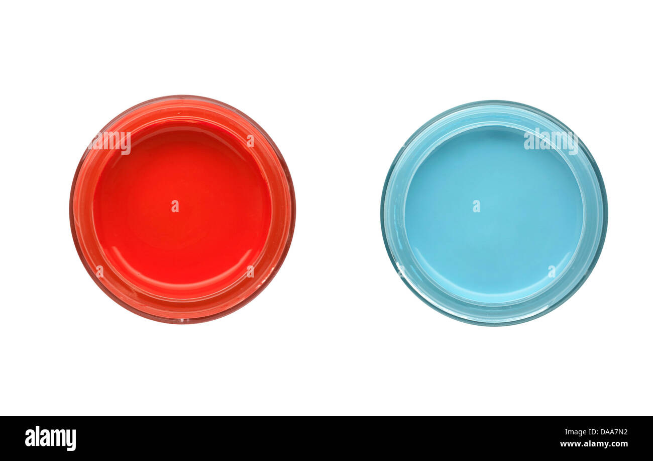 Töpfe mit blauen und roten Flüssigkeit auf einem weißen Hintergrund ausschneiden Stockfoto