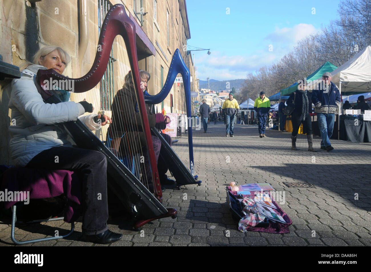 Straßenmusik Frauen mit Harfen spielen auf der Straße, Salamanca Markets, Hobart, Tasmanien, Australien. Weder Herr PR Stockfoto