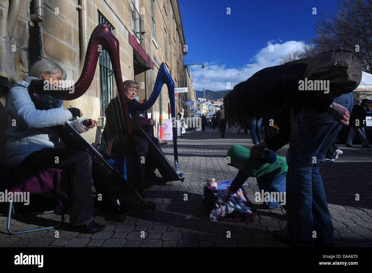 Straßenmusik Frauen mit Harfen spielen auf der Straße, Salamanca Markets, Hobart, Tasmanien, Australien. Weder Herr PR Stockfoto