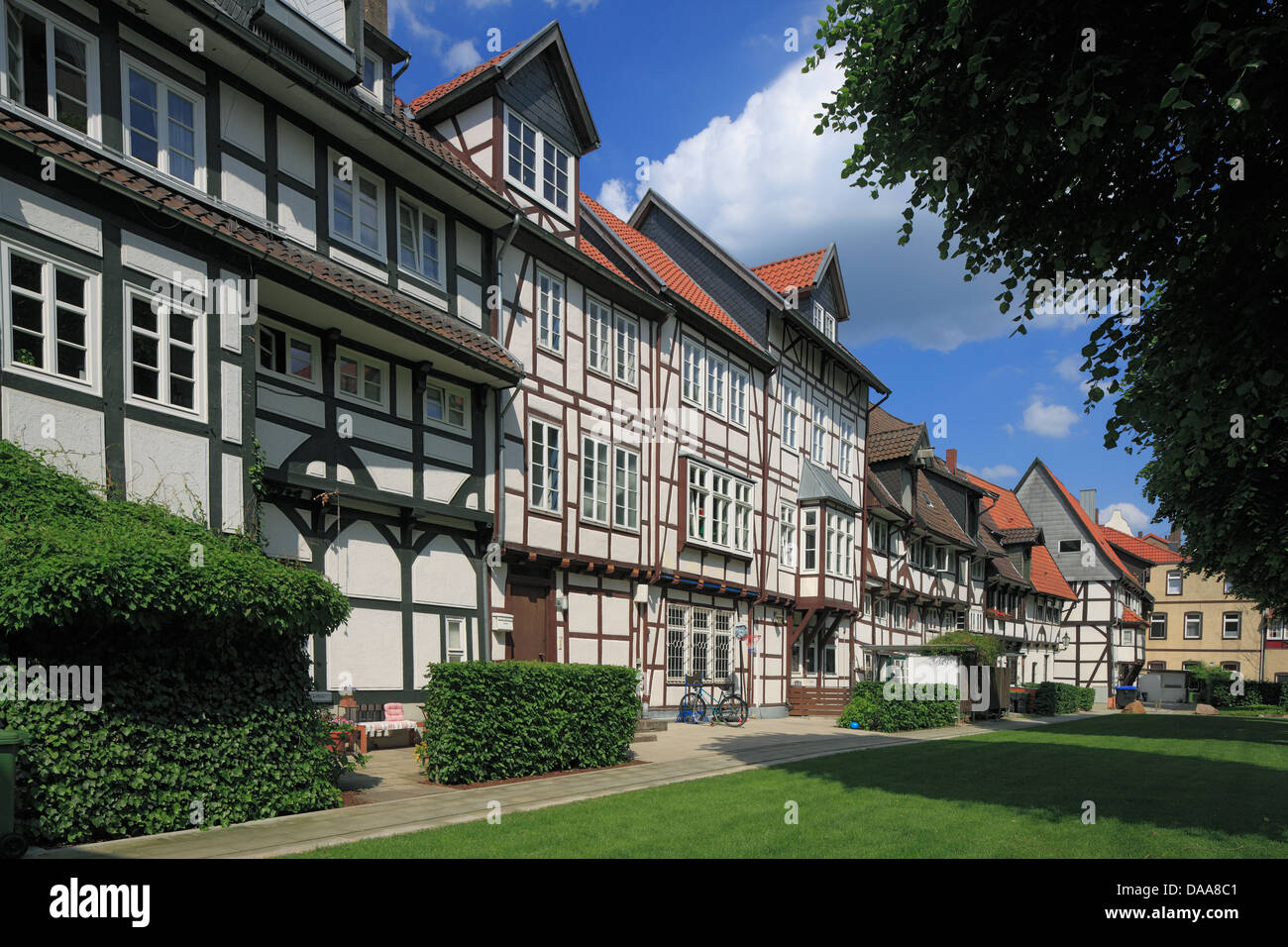 Fachwerkhaeuserzeile bin Kirchplatz in Lemgo, Weserbergland, Nordrhein-Westfalen Stockfoto