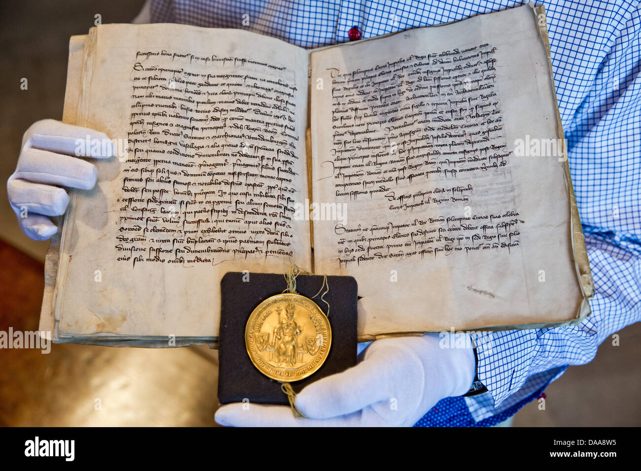 Die Pfälzer Kopie von der Goldenen Bulle 0f ist 1356 in der Kaiserburg in Nürnberg, 9. Juli 2013 abgebildet. Der Erlass der Reichstag fixiert wichtige Aspekte der konstitutionelle Struktur des Heiligen Römischen Reiches Ans bis zum 21. Juli 2013 zu sehen sein wird. Die pfälzische Exemplar hat einen goldenen Siegel. Foto: DANIEL KARMANN Stockfoto