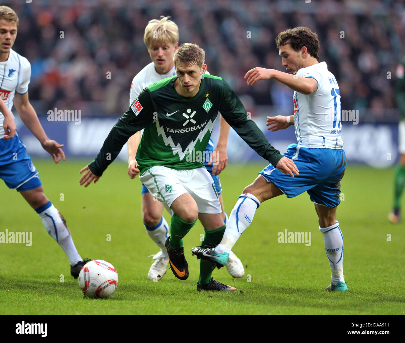 Bremens Aaron Hunt (C) und Hoffenheim Andreas Beck und Tobias Weis (R) wetteifern um die Kugel während der Bundesliga-Spiel Werder Bremen vs. 1899 Hoffenheim im Weser-Stadion in Bremen, Deutschland, 15. Januar 2011. Foto: Carmen Jaspersen Stockfoto