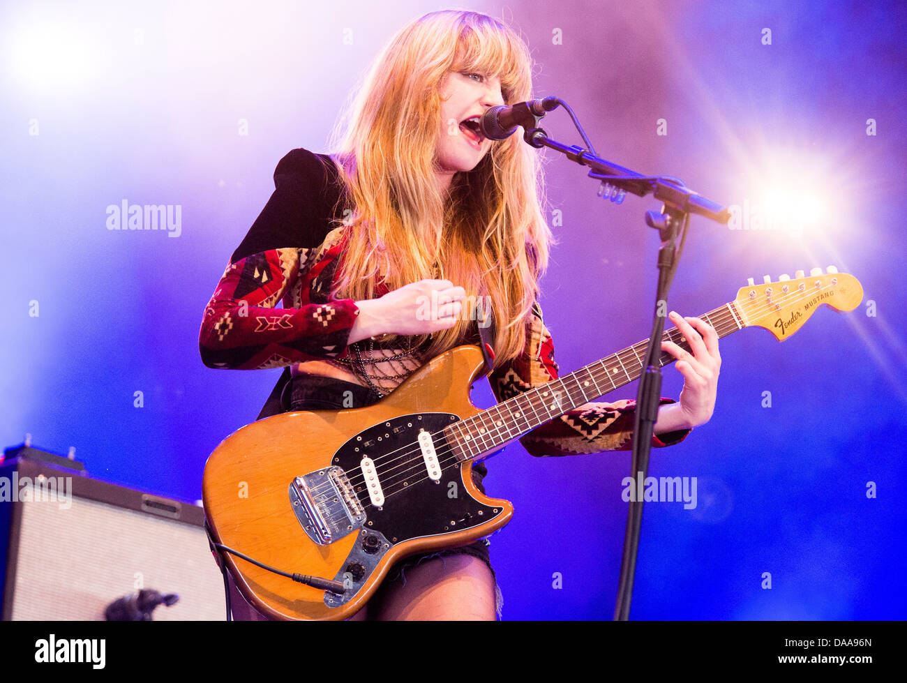 DEAP Vally, Gitarrist Lindsey Troy und Schlagzeuger Julie Edwards, führen auf der John Peel-Etappe am Sonntag von Glastonbury Festiv Stockfoto