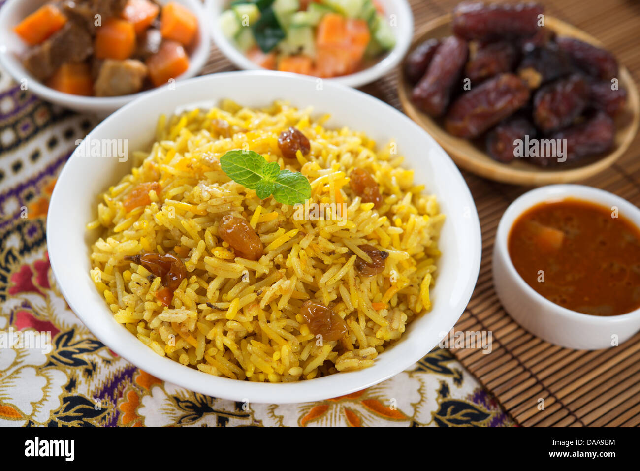 Arabischer Reis, Ramadan Essen im Nahen Osten, in der Regel mit Tandoor-Ofen Lamm serviert. Orientalische Speisen. Stockfoto