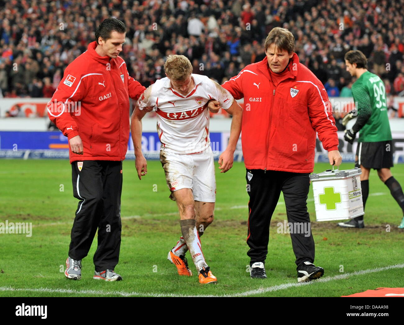 Der Stuttgarter Pavel Pogrebnyak ist verletzt, während Deutsche Bundesliga VfB Stuttgart V FSV Mainz 05 im Mercedes-Benz-Arena-Stadion in Stuttgart, Deutschland, 15. Januar 2011 entsprechen. Stuttgart gewann das Spiel mit 1: 0. Foto: Bernd Weissbrod Stockfoto