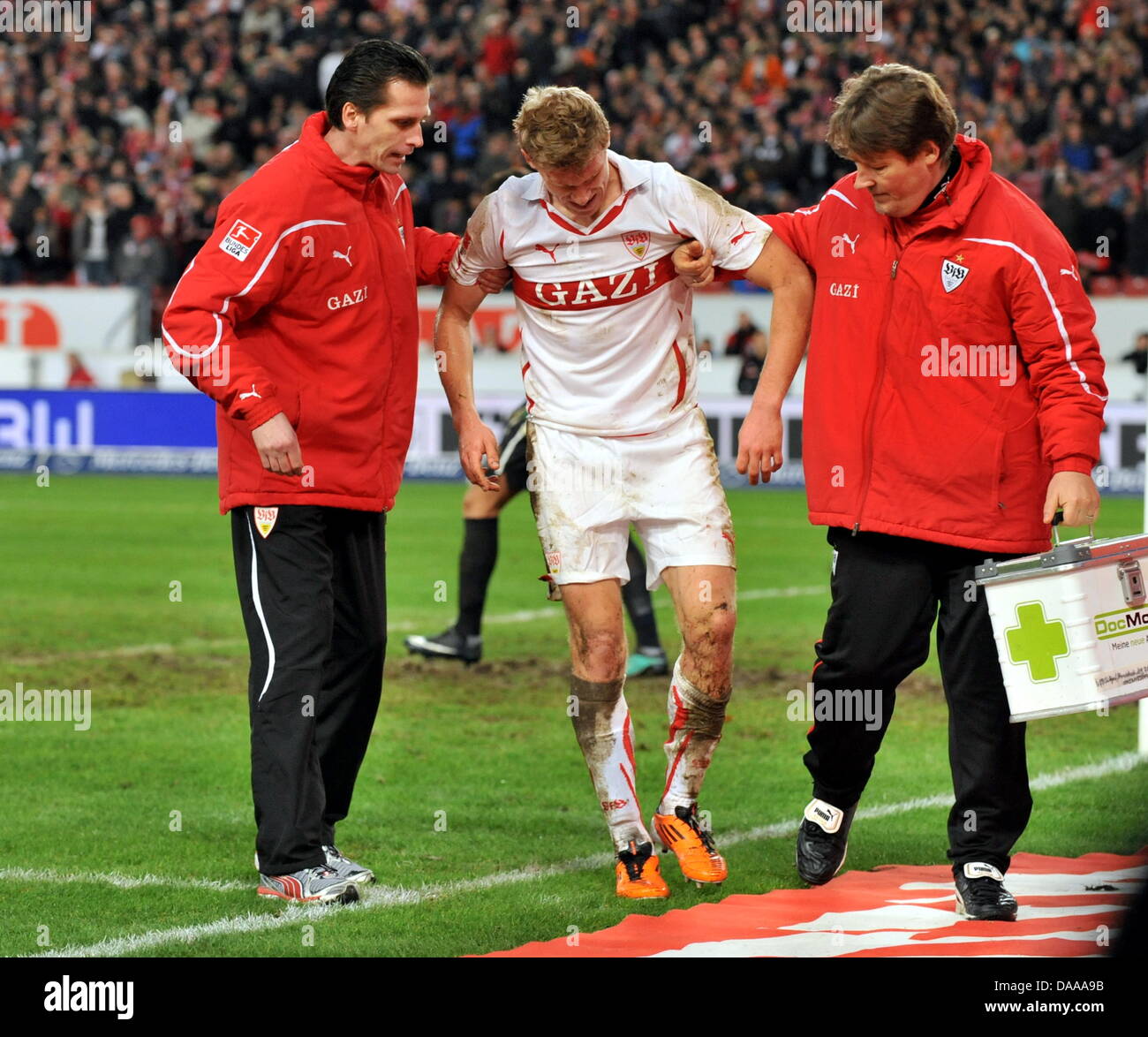 Der Stuttgarter Pavel Pogrebnyak ist verletzt, während Deutsche Bundesliga VfB Stuttgart V FSV Mainz 05 im Mercedes-Benz-Arena-Stadion in Stuttgart, Deutschland, 15. Januar 2011 entsprechen. Stuttgart gewann das Spiel mit 1: 0. Foto: Bernd Weissbrod Stockfoto