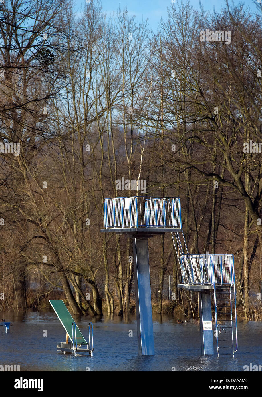 Der High-Tauchgang am Open-Air Swimming Pool steht in der Flut von der Elbe in Dresden, Deutschland, 17. Januar 2011. Nach einer leichten Änderung zum besseren über Nacht steigt der Wasserstand wieder. Steigende Wasser muss für die Städte Riesa, Dresden und Schoena gerechnet werden. Foto: Arno Burgi Stockfoto