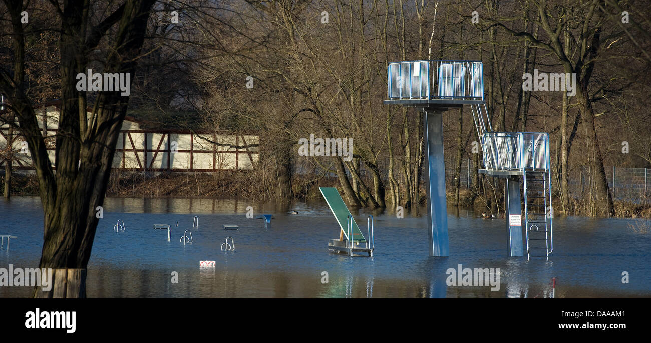 Der High-Tauchgang am Open-Air Swimming Pool steht in der Flut von der Elbe in Dresden, Deutschland, 17. Januar 2011. Nach einer leichten Änderung zum besseren über Nacht steigt der Wasserstand wieder. Steigende Wasser muss für die Städte Riesa, Dresden und Schoena gerechnet werden. Foto: ARNO BURGI Stockfoto