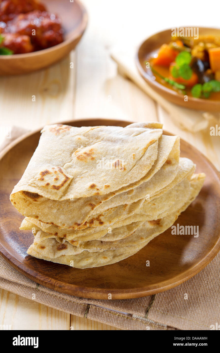 Chapati oder Türme, indische Dhal und Hühnchen-Curry, beliebtes indisches Essen. Stockfoto