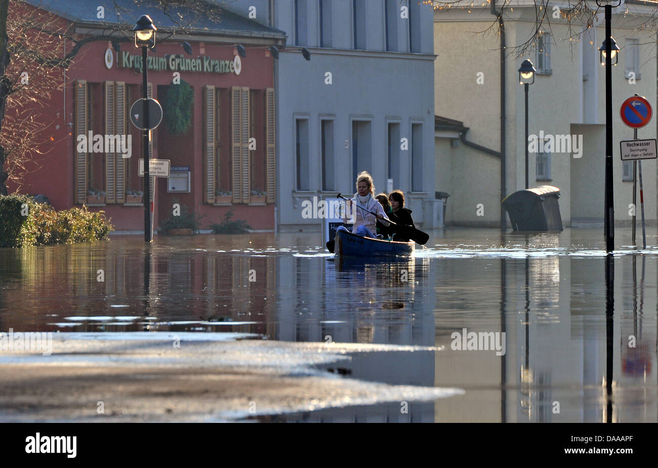 Eine Straße ist in Halle, Deutschland, 17. Januar 2011 überflutet. Der Wasserstand ist in Halle leicht zurückgegangen. Es bleibt nun auf 6,92 Meter seit Sonntag Nacht. Allerdings ist die Flut Altet Phase noch 4. Foto: Hendrik Schmidt Stockfoto