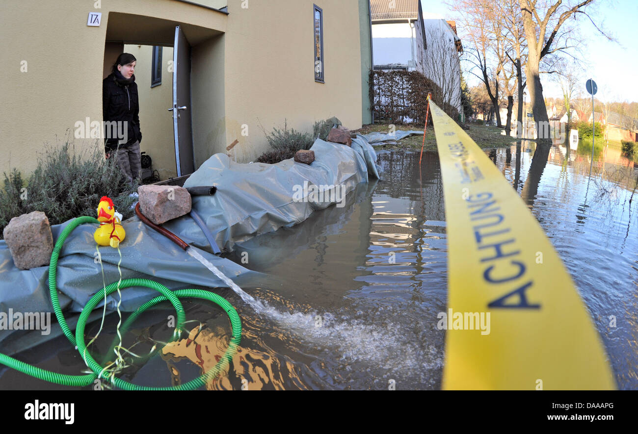 Eine Straße ist in Halle, Deutschland, 17. Januar 2011 überflutet. Der Wasserstand ist in Halle leicht zurückgegangen. Es bleibt nun auf 6,92 Meter seit Sonntag Nacht. Allerdings ist die Flut Altet Phase noch 4. Foto: Hendrik Schmidt Stockfoto