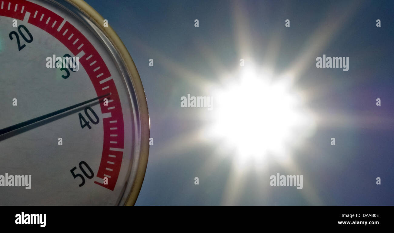 Eine Datei Bild Illustration zeigt einen Thermometer bei 38 Grad und die Sonne im Hintergrund in Frankfurt Oder, Deutschland, 10. Juli 2010. Laut Aussage von der NASA Rekord 2010 wieder den Hitze 2005 weltweit. Laut dem Goddard Institute des Weltraumprogramms uns 2010 und 2005 als die wärmsten Jahre seit Beginn der Wetteraufzeichnungen gelten. Foto: Patrick P Stockfoto