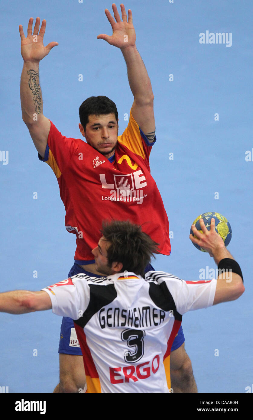 Alberto Rodriguez Entrerrios (oben) von Spanien gegen Uwe Gensheimer Deutschlands während der Herren Handball-WM vorläufige runden Gruppe ein Spiel Spanien gegen Deutschland in Kristianstad, Schweden, 17. Januar 2011. Foto: Jens Wolf Stockfoto