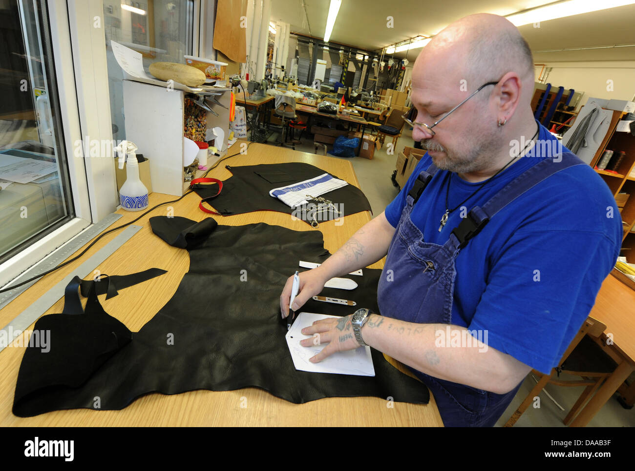 Der Gefangene Axel Geidies arbeitet auf eine Grill-Sockelleiste an die  Anpassung des Gefängnisses in Celle, Deutschland, 18. Januar 2011. Tailory  produziert unter anderem die Grillen Hüte, Geschirrtücher, Markt Taschen  und Roben für