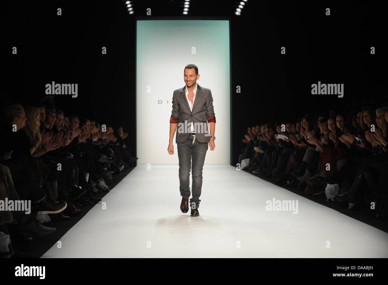 Italienischer Designer Dimitrios Panagiotopoulos erscheint auf der Bühne, während die Dimitri Fashion Show auf der Mercedes-Benz Fashion Week in Berlin, Deutschland, 19. Januar 2011. Foto: Jörg Carstensen Stockfoto