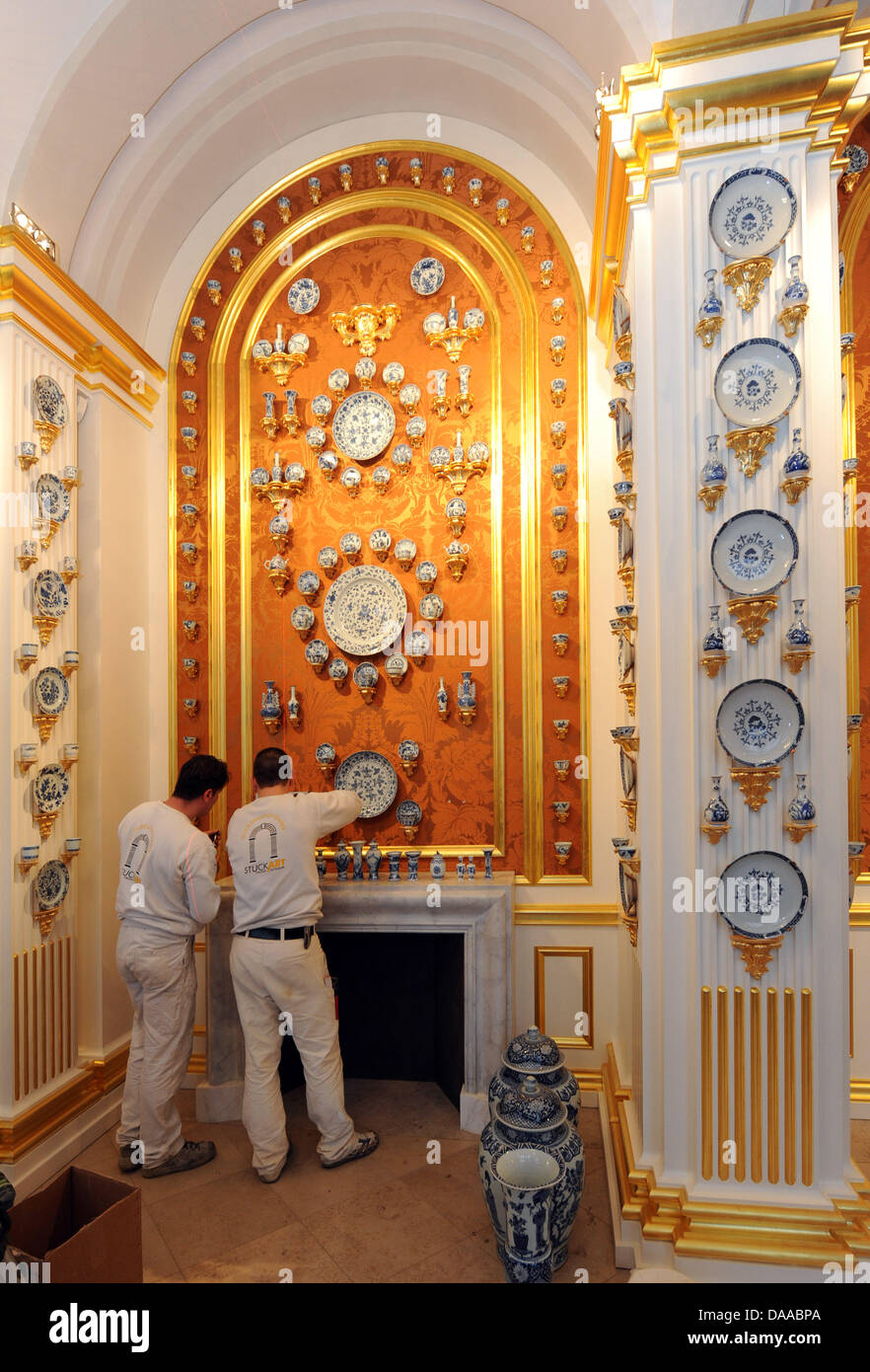 Zwei Decorateura arbeiten am 19. Januar 2011 in der ostasiatischen Galerie der Porzellansammlung im Zwinger in Dresden, Deutschland. Bis der Wiedereröffnung am Samstag werden 700 Südost-asiatischen und japanischen Stück Porzellan gereinigt werden. New Yorker Architekten Marino erstellt die Pläne für das Interior Design, teilweise historisieren, teilweise das historische Konzept neu zu interpretieren. Foto: Matth Stockfoto