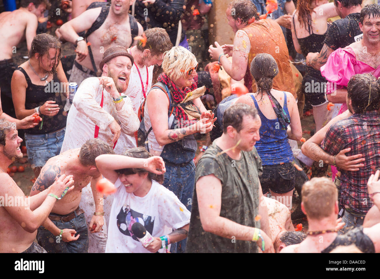 Hunderte von Menschen nehmen Teil in einem Masse Tomaten Essen Kampf im Kolosseum in der gemeinsamen auf dem Glastonbury-Festival-Sonntag. Stockfoto