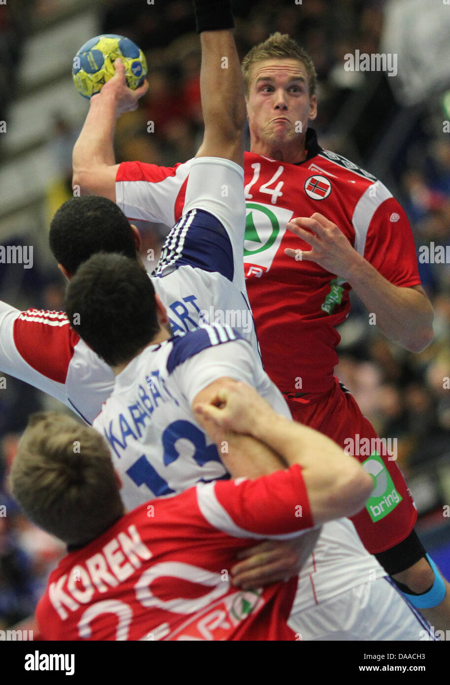 Lüge Espen Hansen (R-L) aus Norwegen spielt gegen Didier Dinart und Nikola Kararbatic Frankreichs zusammen mit Einar Koren von Norwegen während der Herren Handball-WM wichtigsten Runde Gruppe 1 Spiel Norwegen gegen Frankreich in Joenkoeping, Schweden, 24. Januar 2011. Foto: Jens Wolf Stockfoto