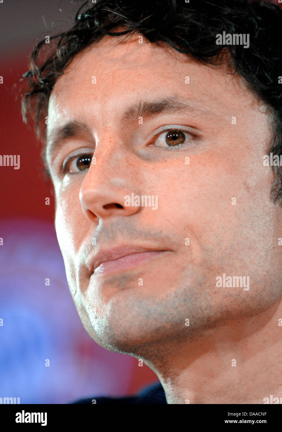 Mark van Bommel, früher unterzeichnet mit deutschen Bundesligisten FC Bayern München, besucht eine Pressekonferenz auf dem Vereinsgelände in München, Deutschland, 25. Januar 2011. Der Kapitän der deutschen Fußball-Bundesliga-FC Bayern München hat seine Kündigung vor dem offiziellen Ende. Nach viereinhalb Jahren beim FC Bayern München überträgt er jetzt zum AC Mailand. Foto: Andreas Gebert Stockfoto