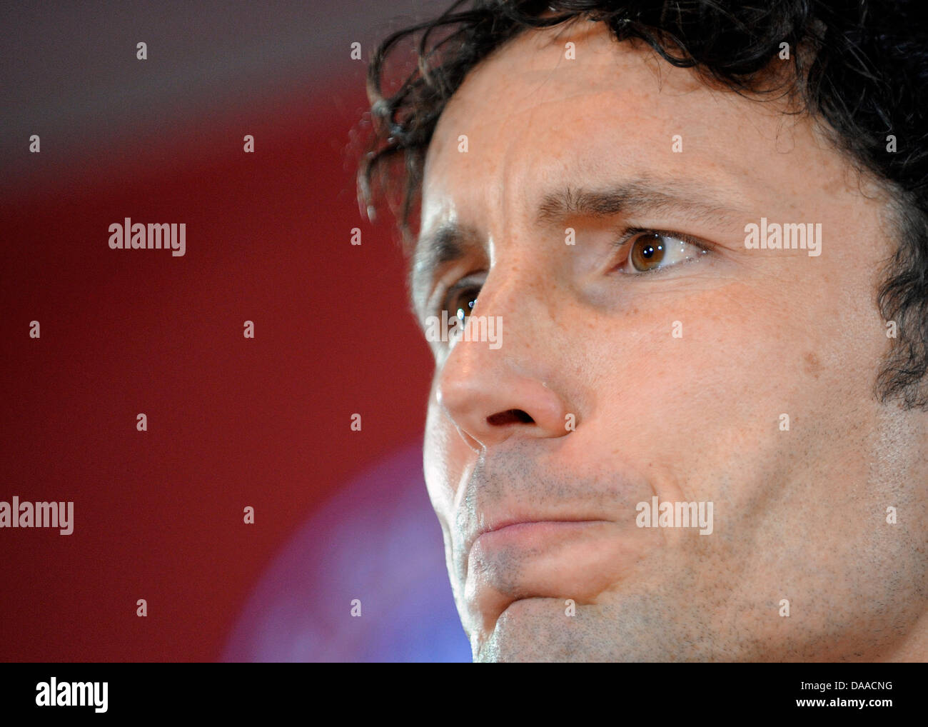 Mark van Bommel, früher unterzeichnet mit deutschen Bundesligisten FC Bayern München, besucht eine Pressekonferenz auf dem Vereinsgelände in München, Deutschland, 25. Januar 2011. Der Kapitän der deutschen Fußball-Bundesliga-FC Bayern München hat seine Kündigung vor dem offiziellen Ende. Nach viereinhalb Jahren beim FC Bayern München überträgt er jetzt zum AC Mailand. Foto: Andreas Gebert Stockfoto