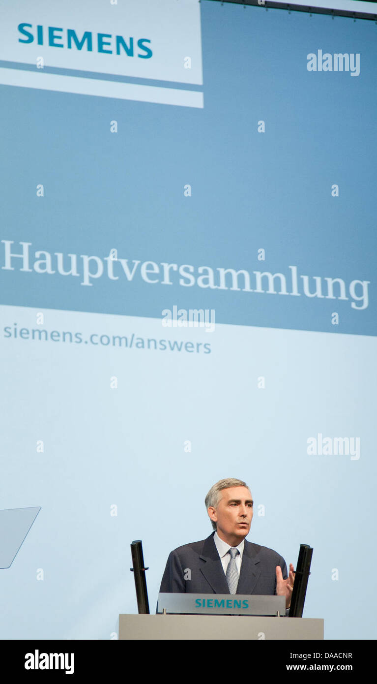 Ein Siemens-Handout-Bild vom 25. Januar 2011 zeigt Siemens Präsidenten und CEO Peter Loescher anlässlich des Unternehmens Hauptversammlung in München. Nach dem Rekordergebnis im ersten Quartal, die deutsche engineering Conglomerateis optimistisch in das laufende Geschäftsjahr. Die hohen Gewinne sind teilweise aufgrund der gestiegenen Nachfrage aus Schwellenländern l Stockfoto