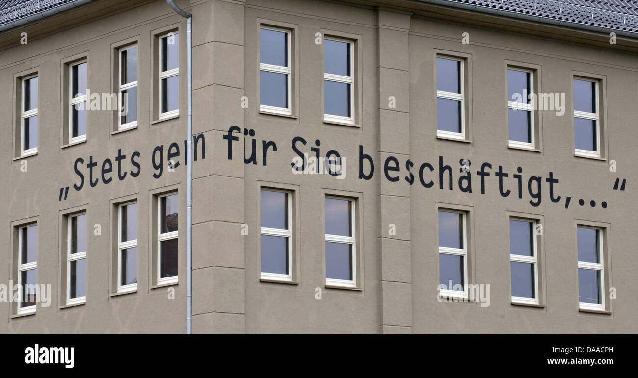 Die Phrase "gerne für Sie zu arbeiten", mit denen das Unternehmen Topf &  Soehne seine Briefe an die SS unterzeichnete, ist angebracht, um die  Fassade des neuen Holocaust-Gedenkstätte in Erfurt, Deutschland, 25.