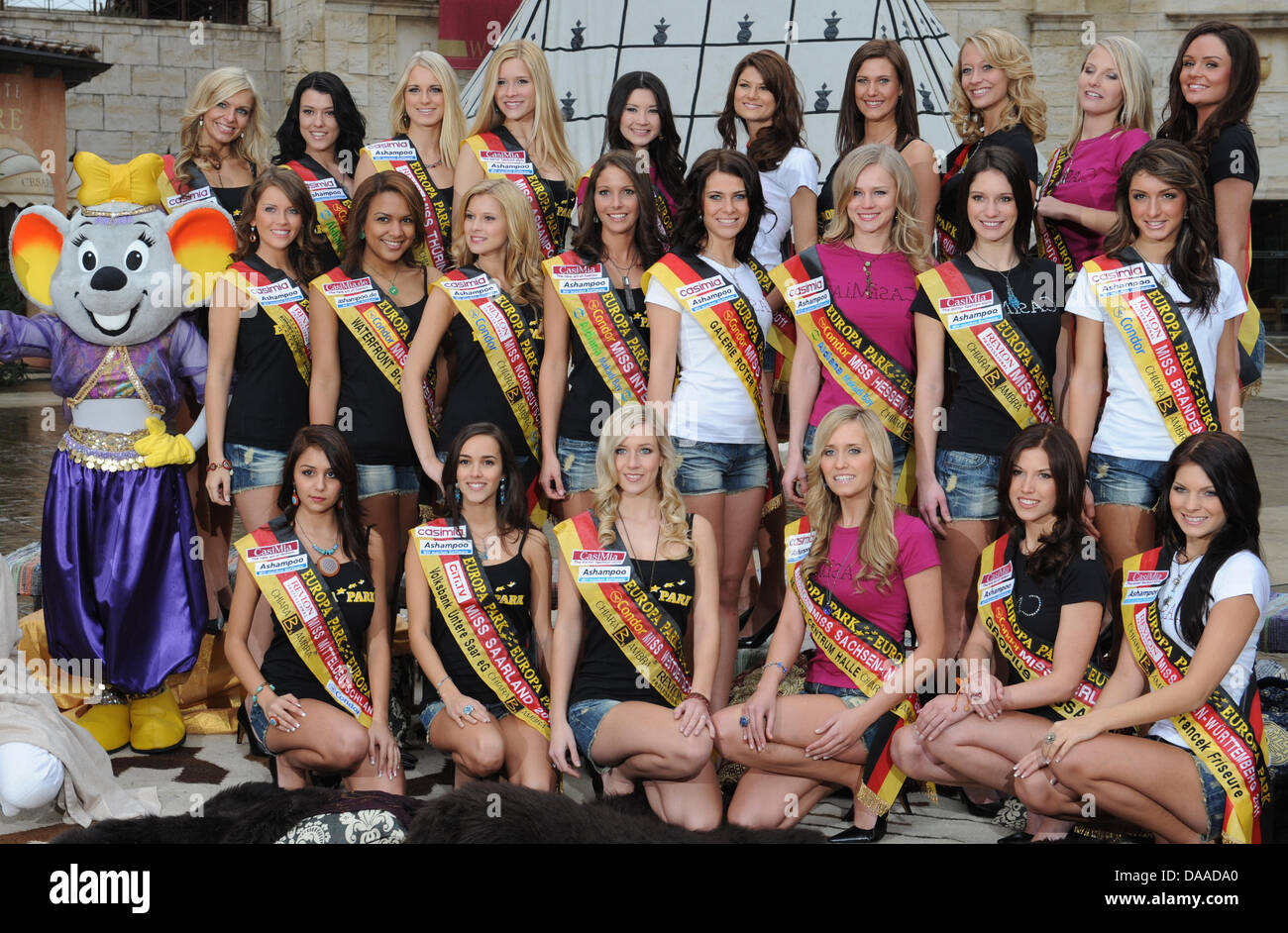 Die Anwärter für den Titel "Miss Germany 2011", eingefangen in Rust, Deutschland, 26. Januar 2011. Die 24 Hoffnungsträger sind derzeit auf dem Weg nach Hurghada, Ägypten, auf der Miss Germany-Wettbewerb vorzubereiten, am 12. Februar 2011 im Europapark in Rust findet. Foto: PATRICK SEEGER Stockfoto