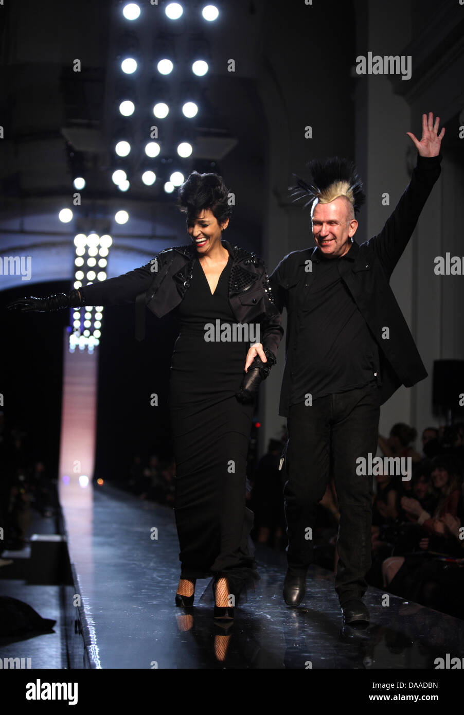 Französischer Designer Jean Paul Gaultier (R) nimmt auf den Laufsteg mit der französischen Schauspielerin und Modell Farida Khelfa während der Präsentation der Frühjahr/Sommer 2011-Haute-Couture-Kollektion von Gaultier während der Paris Fashion Week in Paris, Frankreich, 26. Januar 2011. Die Präsentation der Frühjahr/Sommer 2011 Kollektionen findet vom 24. bis 27. Januar. Foto: Hendrik Ballhausen Stockfoto