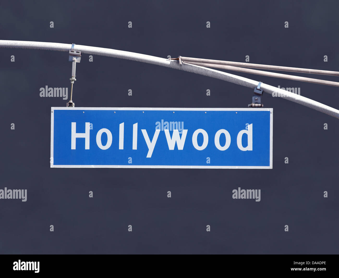 Hollywood Blvd overhead Straßenschild mit dunklen Sturm Himmel. Stockfoto