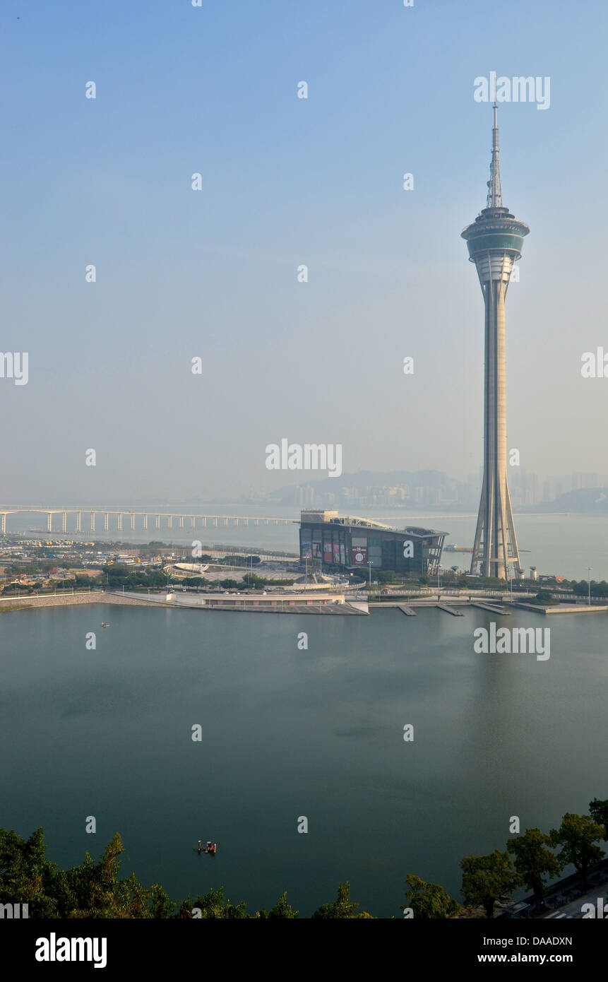 Ein Blick auf die Macau Tower und eine der Brücken verbinden Macau Stadt mit Taipa. Stockfoto