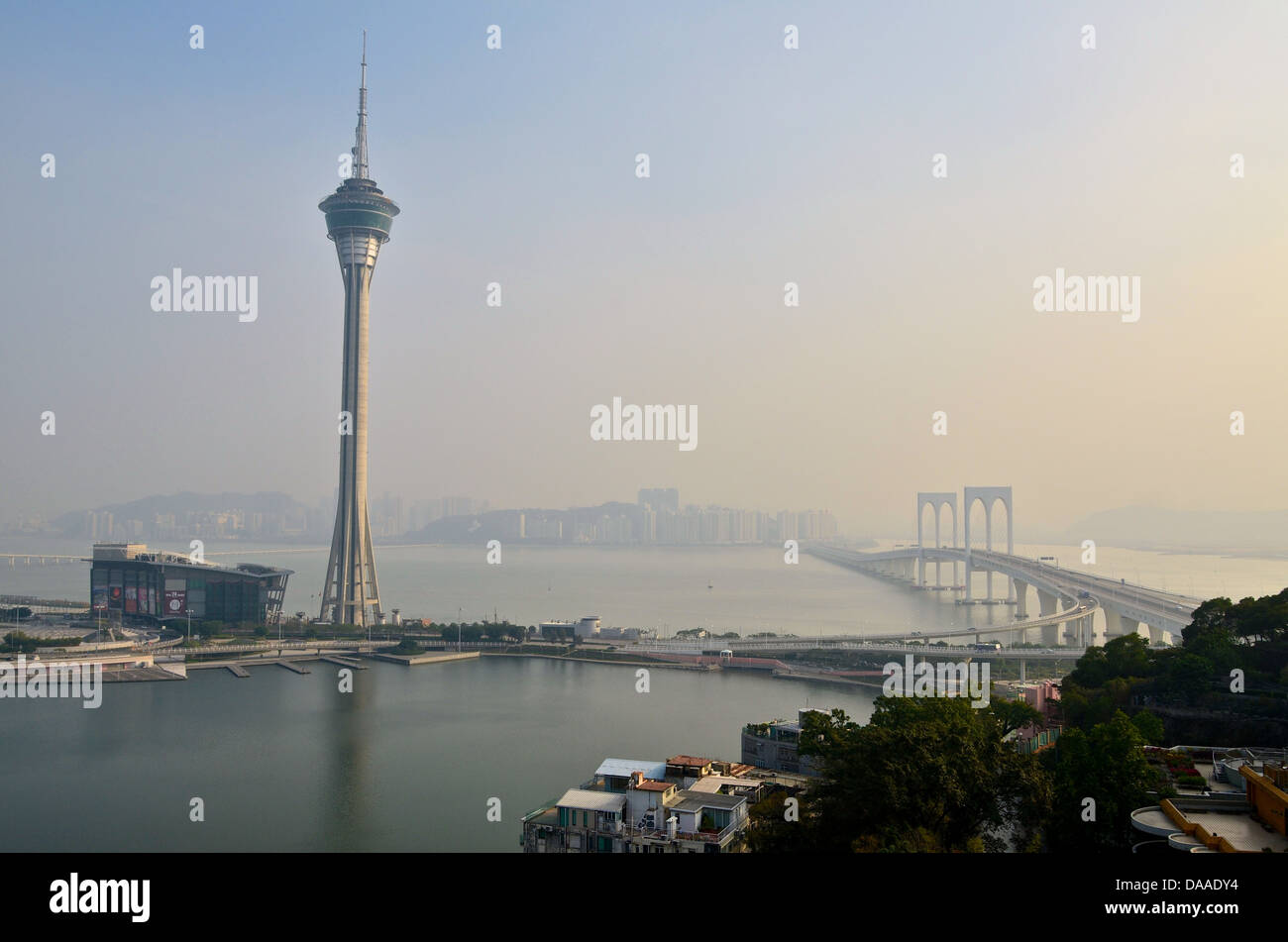 Ein Blick auf die Macau Tower und eine der Brücken verbinden Macau Stadt mit Taipa. Stockfoto