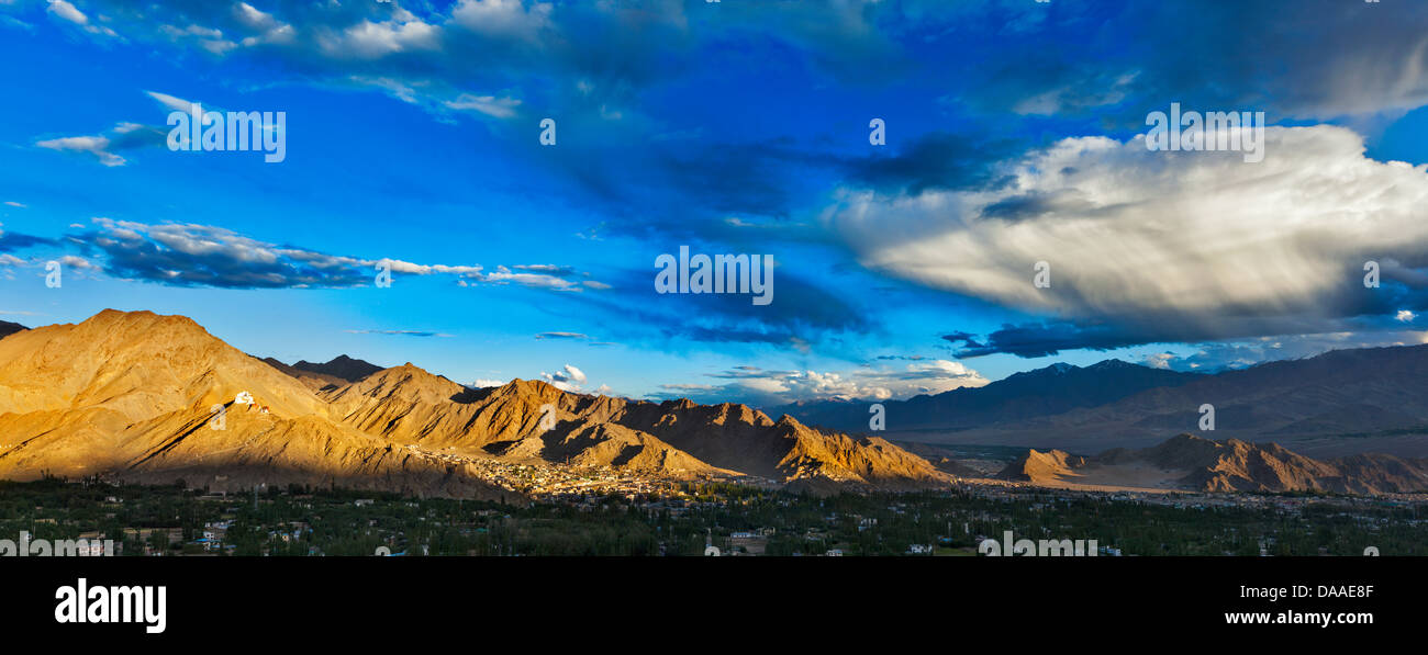 Sonnenuntergang Panorama der Stadt Leh. Ladakh, Jammu und Kaschmir, Indien Stockfoto