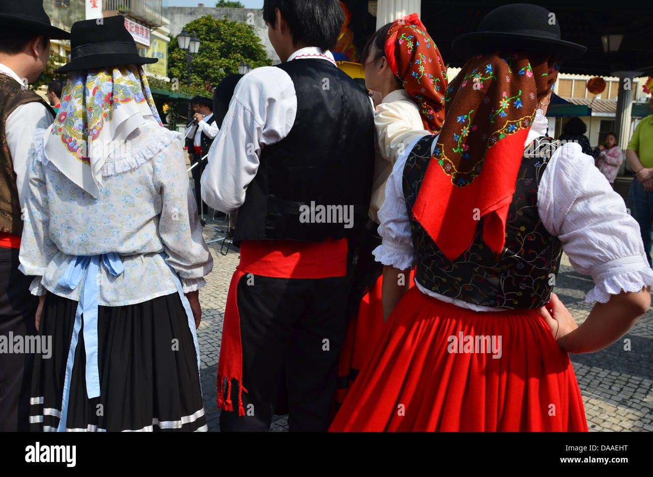 Tänzer in portugiesische Tracht vorbereiten zur Teilnahme im Volkstanz in Feira do Carmo Markt Platz in Taipa Village. Stockfoto