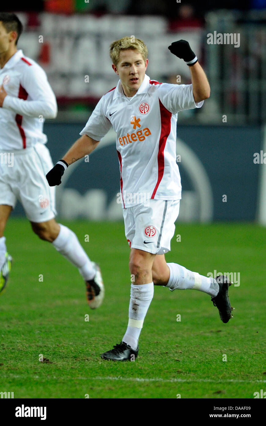 Der Mainzer Lewis Holtby jubelt nach dem 1: 0 Tor während der Fußball-Bundesliga-match zwischen 1. FC Kaiserslautern Vs 1. FSV Mainz 05 an der Fritz-Walter-Stadion in Kaiserslautern, Deutschland, 29. Januar 2011. Foto: Uli Deck Stockfoto