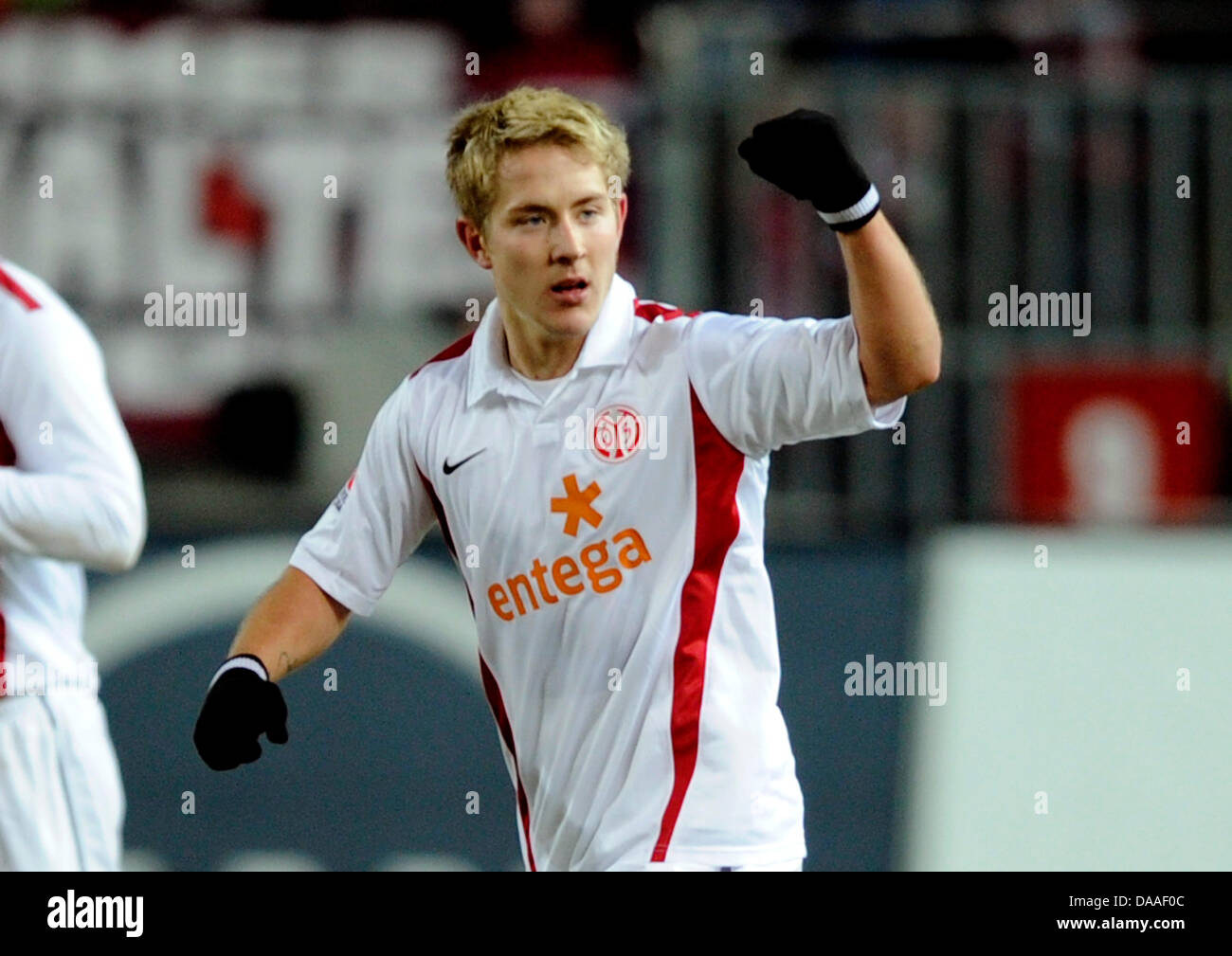 Der Mainzer Lewis Holtby jubelt nach dem 1: 0 Tor während der Fußball-Bundesliga-match zwischen 1. FC Kaiserslautern Vs 1. FSV Mainz 05 an der Fritz-Walter-Stadion in Kaiserslautern, Deutschland, 29. Januar 2011. Foto: Uli Deck Stockfoto