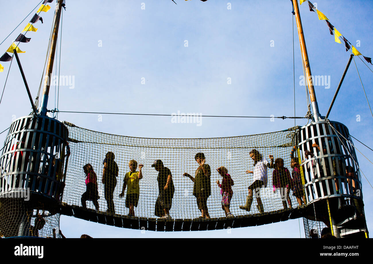 Kinder spielen auf dem Piratenschiff in der Kids Feld auf dem Glastonbury-Festival-Freitag. Stockfoto