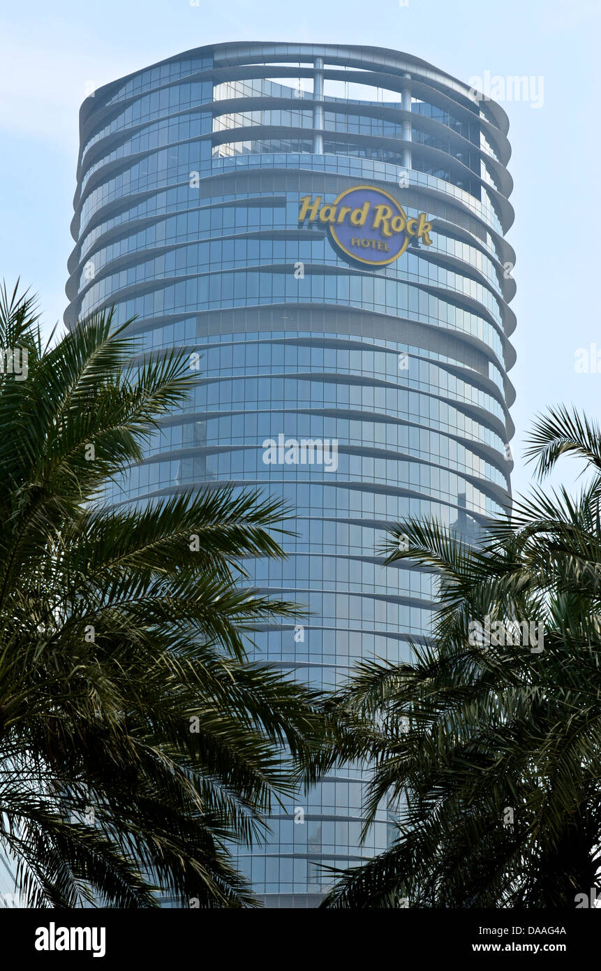 Das Hochhaus des Hard Rock Hotels betrachtet durch die Palmen am Cotai Strip. Stockfoto