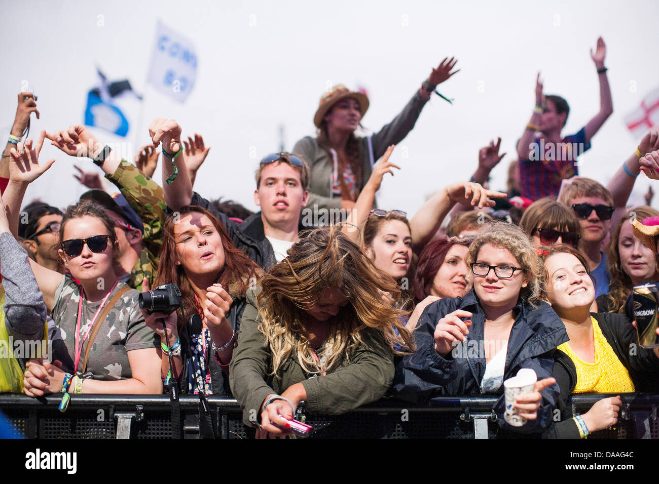 Fans jubeln wie Dizzee Rascal auf der Pyramide-Bühne auf dem Glastonbury-Festival-Freitag führt. 28. Juni 2013 Stockfoto