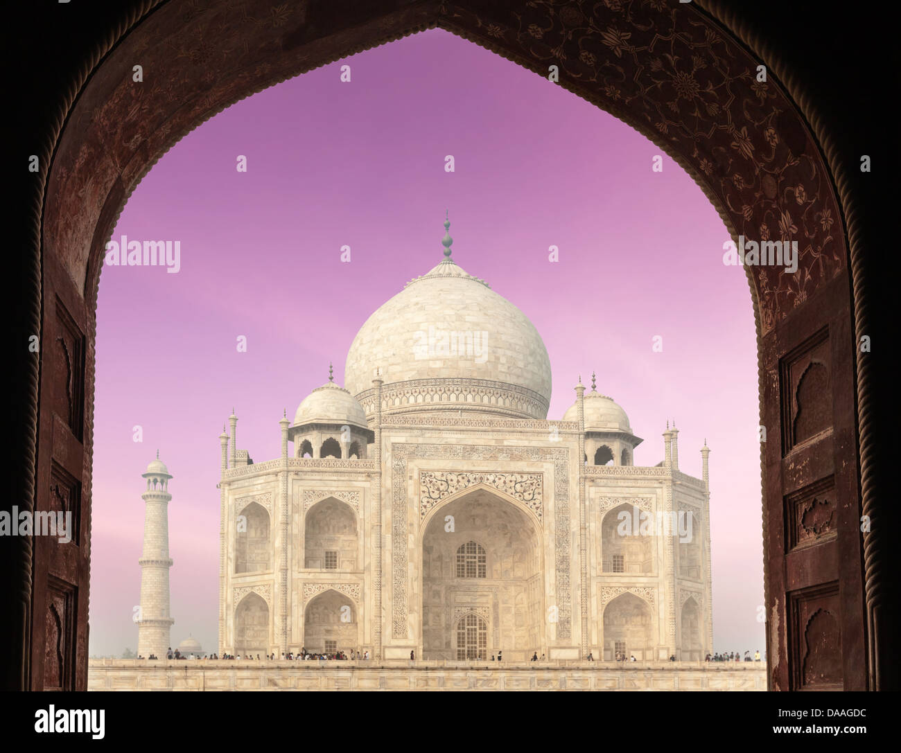 Taj Mahal durch Bogen, indischen Symbol - Indien Reisen Hintergrund. Agra, Uttar Pradesh, Indien Stockfoto