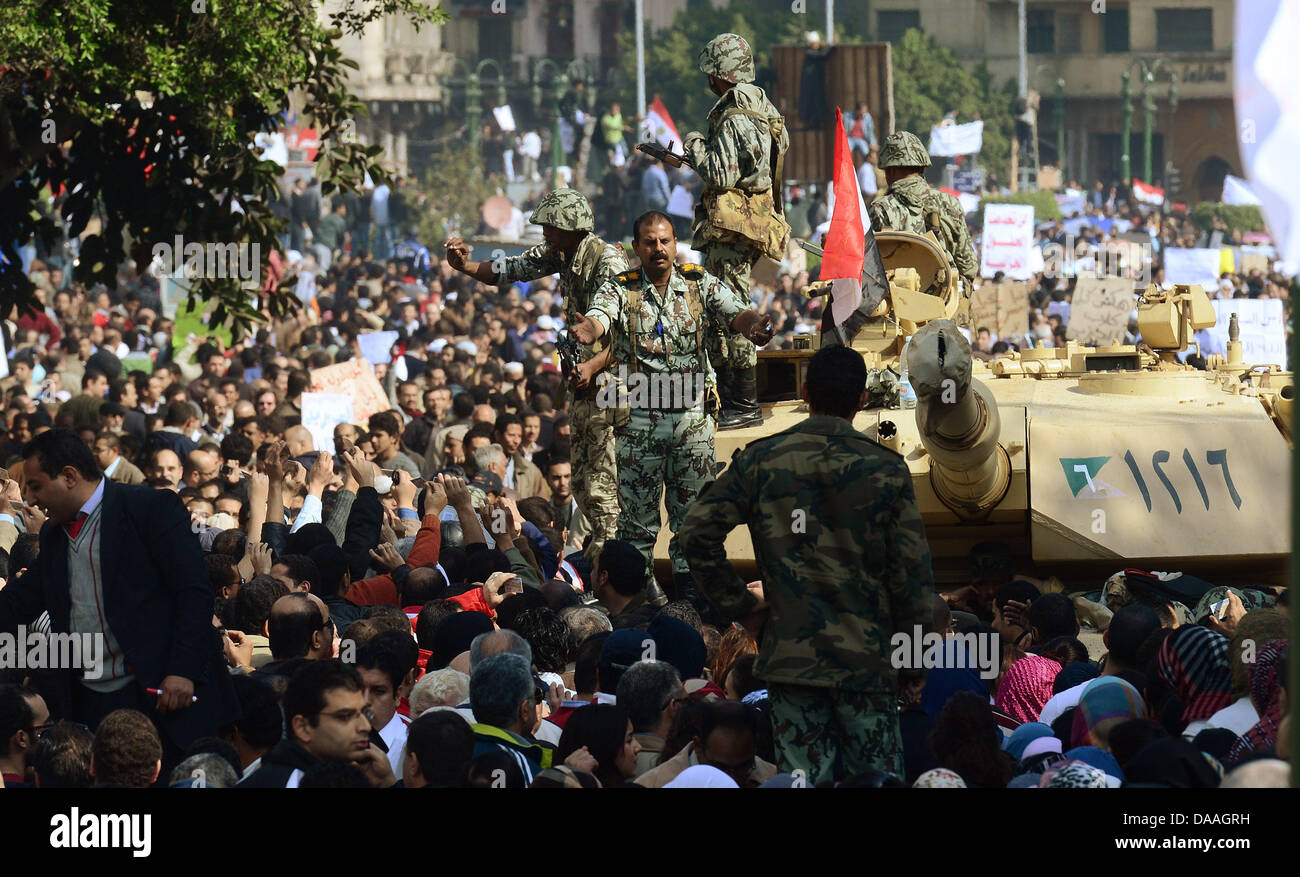 Soldaten versuchen, die Demonstranten zu beschwichtigen, die auf dem Tahrir-Platz in Kairo, Ägypten, 1. Februar 2011 gesammelt haben. Am achten Tag der Proteste gegen Präsident Egpytian Hosny Mubarak sollen Anti-Regierungs-Demonstranten einen "Millionen-Mann-Marsch" in Ägypten anlässlich einer Woche kontinuierlicher Demonstrationen zu organisieren. Foto: HANNIBAL Stockfoto