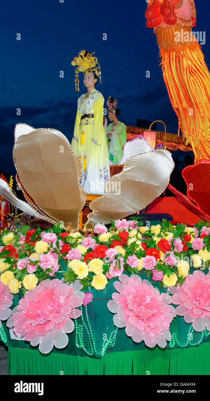 Frauen unter den Blumen in der traditionellen chinesischen Kostüm bei Chingay Parade, Singapur, Asien, chinesische neue Jahr zu feiern. Stockfoto