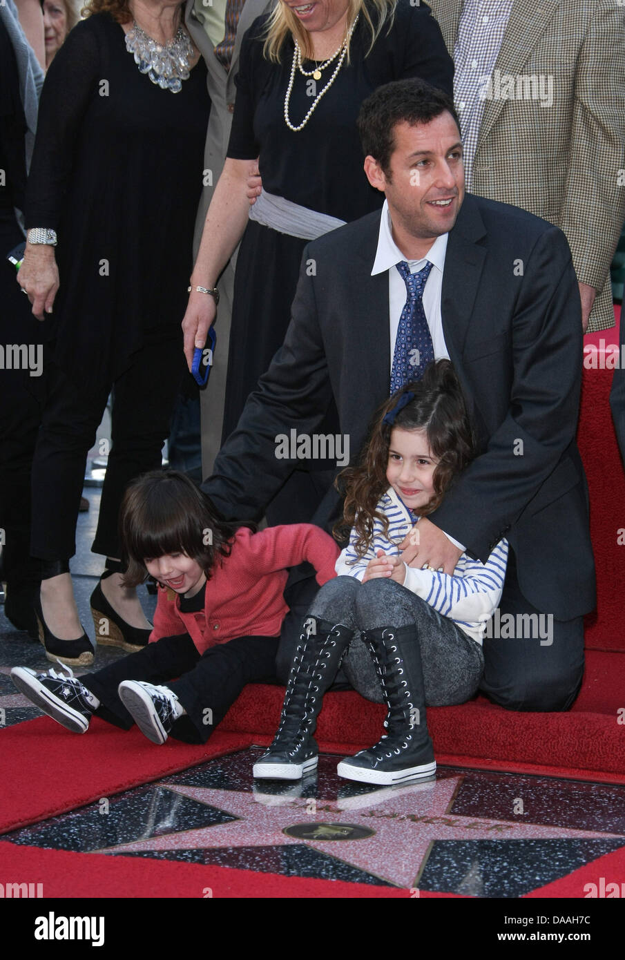 Schauspieler Adam Sandler und seinen Töchtern Sunny (rot oben) und Sadie teilnehmen Zeremonie Ehren Schauspieler Adam Sandler mit einem Stern auf dem Hollywood Walk of Fame in Los Angeles, USA, am 1. Februar 2011. Foto: Hubert Boesl Stockfoto