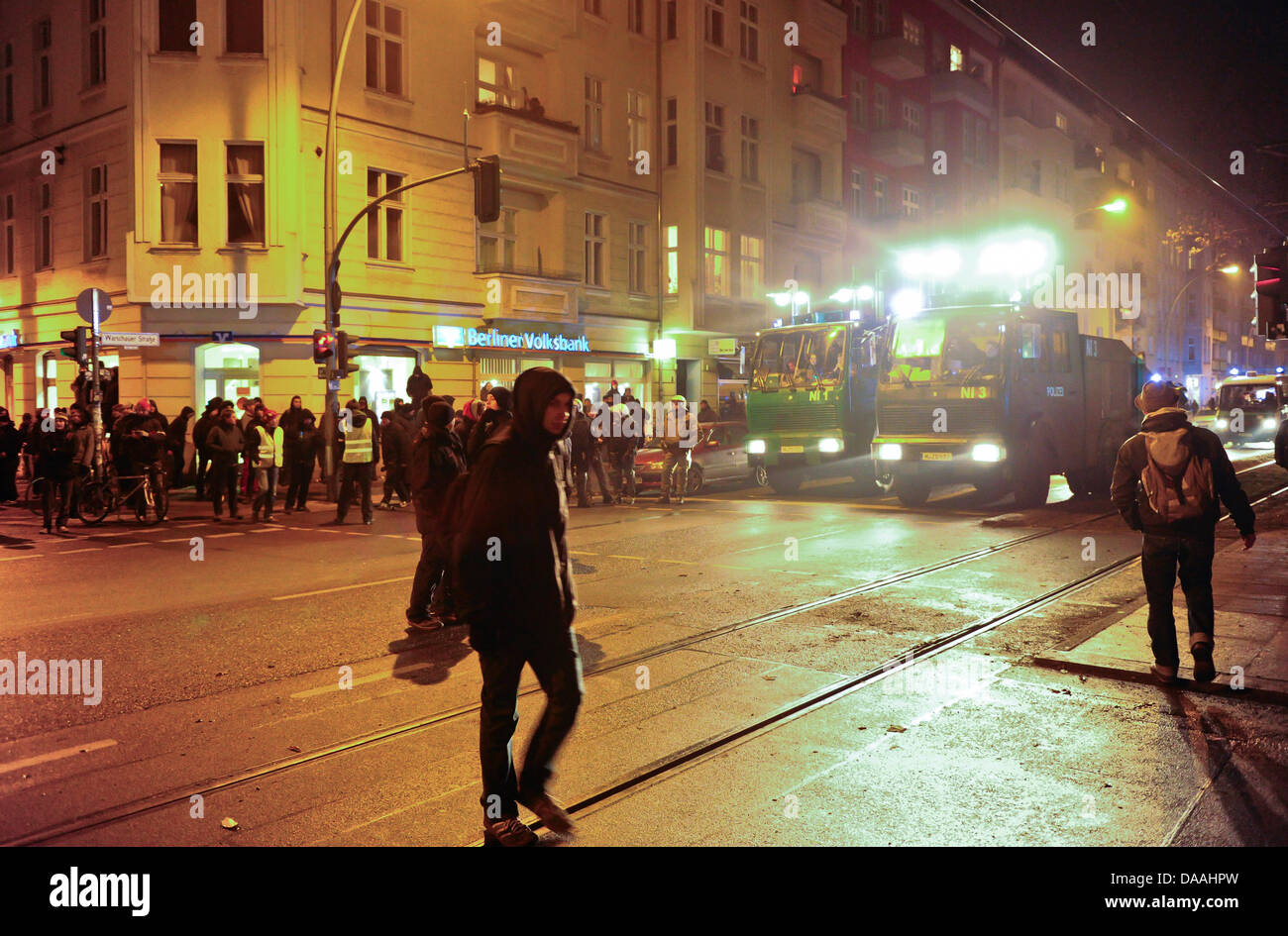 Wasserwerfer der Polizei kommen an der Warschauerstrasse in Berlin, Deutschland, 2. Februar 2011. Rund 2000 Menschen zuvor gegen die Räumung des besetzten Hauses Liebeigstrasse 14 demonstriert. Foto: Soeren Stache Stockfoto