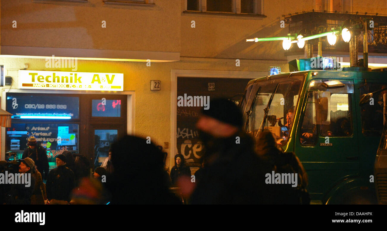 Wasserwerfer der Polizei kommen an der Warschauerstrasse in Berlin, Deutschland, 2. Februar 2011. Rund 2000 Menschen zuvor gegen die Räumung des besetzten Hauses Liebeigstrasse 14 demonstriert. Foto: Soeren Stache Stockfoto
