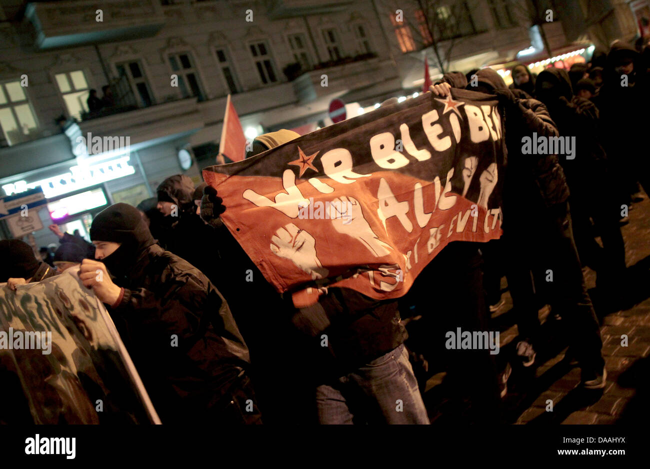 Demonstranten protestieren gegen die Räumung des besetzten Hauses in der Liebigstrasse 14 am Boxhagener Platz in Berlin, Deutschland, 2. Februar 2011. Die umstrittene Räumung eines der letzten besetzten Häuser im Berliner Stadtteil Friedrichshain führte zu heftigen Protesten in der Hauptstadt und 32 Personen wurden von der Polizei festgenommen. Foto: Marcel Mettelsiefen Stockfoto